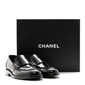 CHANEL Black Leather Calfskin Logo Moccasin Loafers size 38.5 EU (NIB) G39190